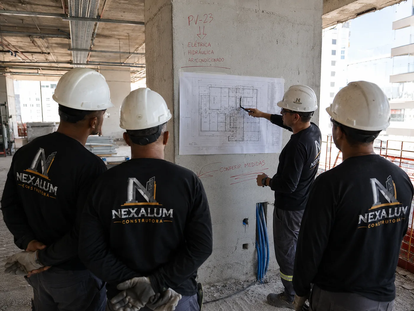 Equipe Nexalum em planejamento de obra